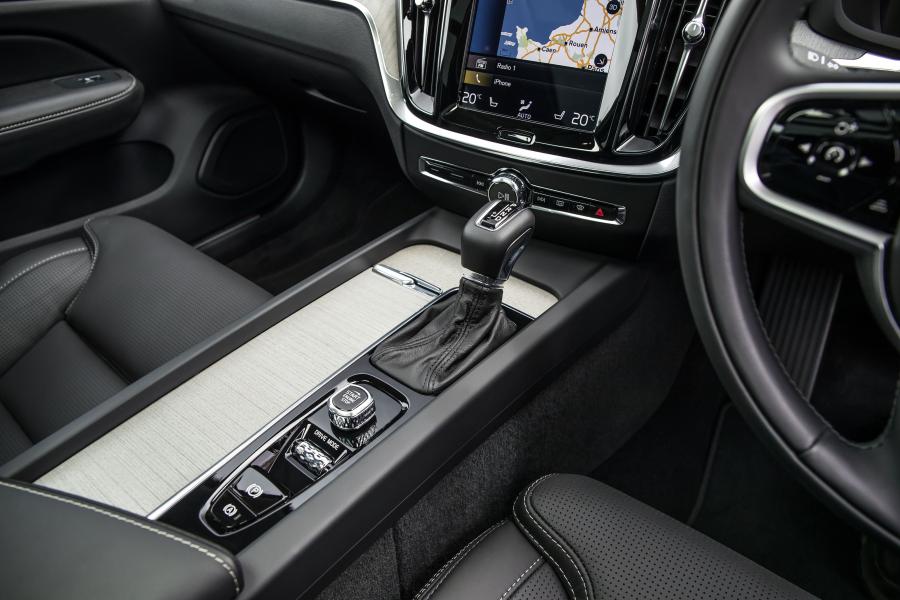 Детали интерьера Volvo V60 D4 Inscription 2018 года  (UK) (фото 25 из 34)